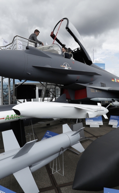 Самолет Eurofighter Typhoon в выставочном пространстве BAE Systems во время Farnborough Airshow в Лондоне /Getty Images