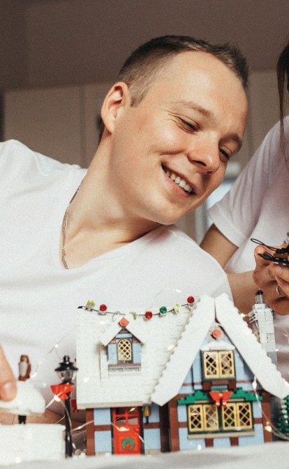 Привет, Кевин. Украинец Алексей Сторожук создал дизайн дома из «Один дома» для Lego. Как он сотрудничает с компанией и в чем выгода /Фото из личного архива