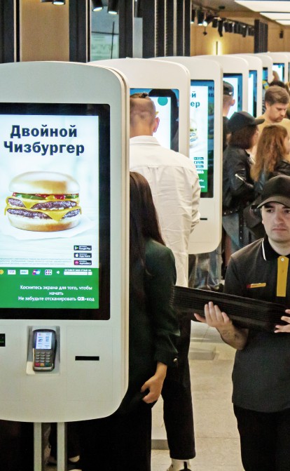 Після повномасштабного вторгнення Росії в Україну ресторани швидкого харчування «МакДональдс» були зачинені по всій території Росії і пізніше відкрилися після ребрендингу з новим власником, 17 червня 2022 року /Getty Images