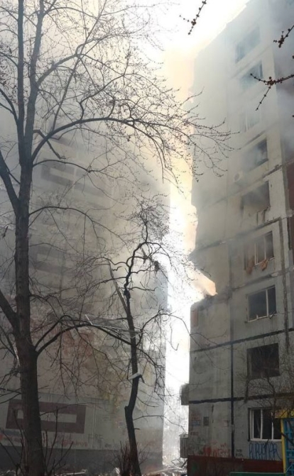 Россия обстреляла Запорожье, ракета попала в многоэтажное здание (видео)