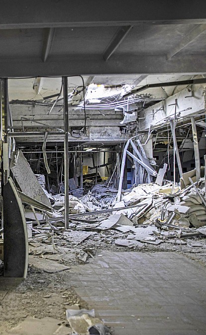 Разбитый российскими ракетами супермаркет в Никополе, 11 августа 2022 года. /Getty Images