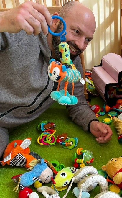 Грузинский экс-топ-чиновник нашел $200 000 на эвакуацию детей-сирот из Харьковской области. Как он ищет средства на их развитие и зачем ему встреча с Милой Кунис