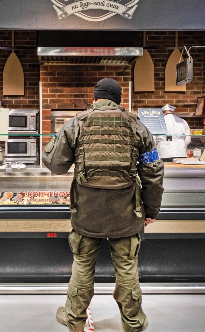 Український віськовий в супермаркеті, Київська область. /Getty Images