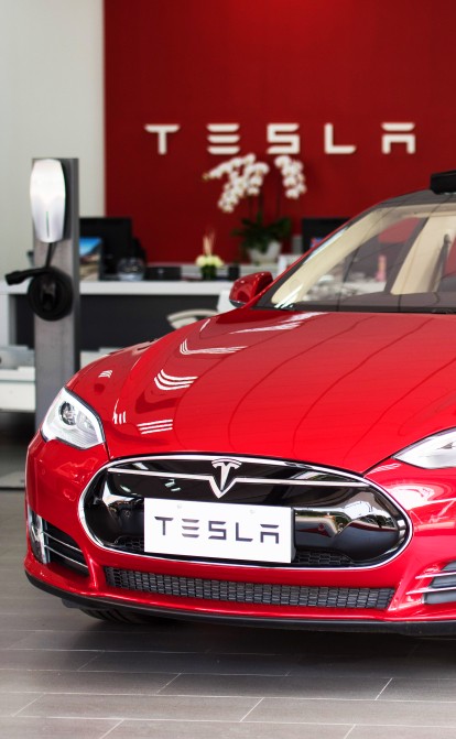 Електромобіль Tesla в шоурумі в Шанхаї. /Getty Images