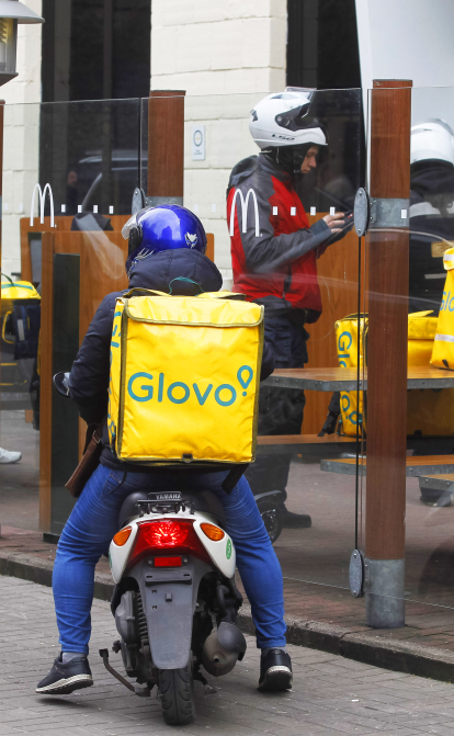 Середній місячний дохід київського кур’єра Glovo зріс до 25 000–30 000 грн – GM компанії /Getty Images