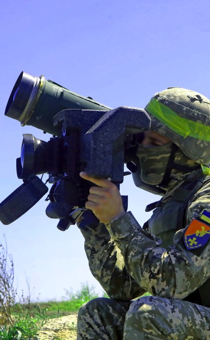 Украинский военный с «Джавелином» /Getty Images