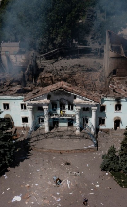 Разрушен Центр общественного искусства после российских обстрелов в Лисичанске на Донбассе. 17 июня 2022 года /Getty Images