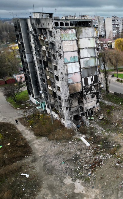 Многоэтажные дома Бородянки, разрушенные российскими обстрелами /Getty Images