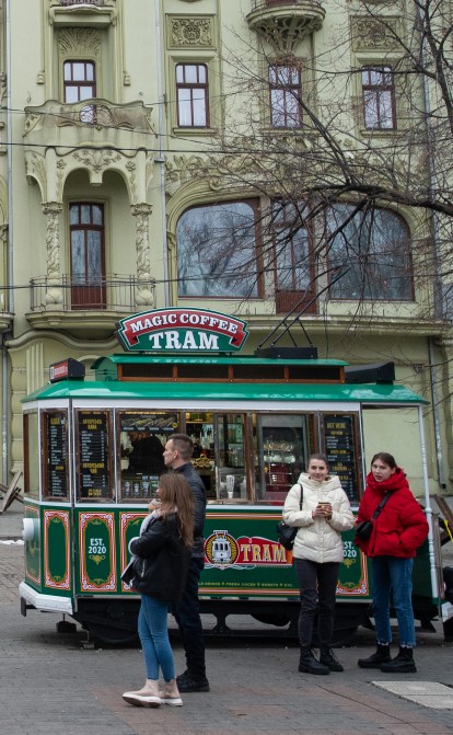 Одесситы покупают кофе в центре города, март 2022 /Getty Images