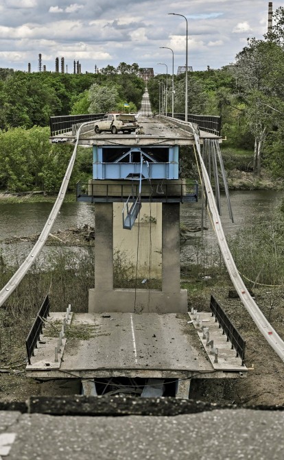 Разрушенный мост, соединяющий Лисичанск и Северодонецк. /Getty Images