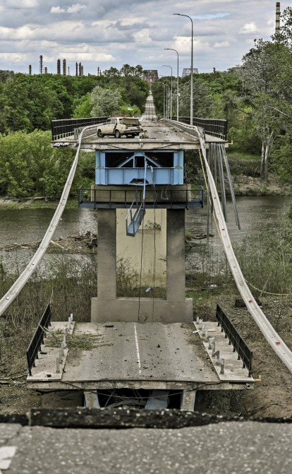 Зруйнований міст, що з'єднує Лисичанськ та Сєвєродонецьк. /Getty Images