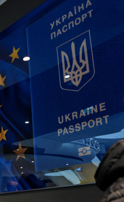 Уряд заборонив видачу паспортів українським чоловікам призовного віку за кордоном /Getty Images