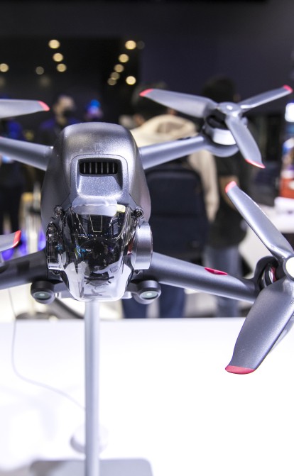 Дрон DJI FPV демонстрируется во время 19-й Шанхайской международной выставки автомобильной промышленности (Auto Shanghai 2021) в Национальном выставочном и конференц-центре, 19 апреля 2021 года. /Getty Images