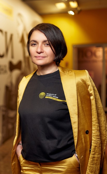 Наталія Ємченко, директорка зі зв’язків з громадськістю та комунікацій System Capital Management, членкиня наглядової ради Фонду Ріната Ахметова, на відкритті виставки «Голоси» музею «Голоси мирних».