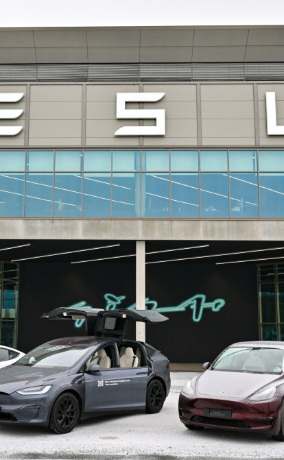 Атаки йеменских хуситов. Tesla приостановит производство на заводе в Германии из-за проблем со снабжением /Getty Images