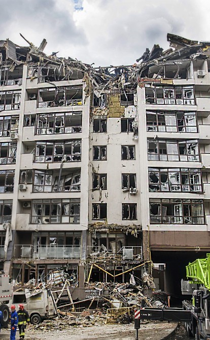 В результате утренней атаки на Киев ракеты попали в девятиэтажное здание и на территорию детсада. Шестеро получили ранения и один человек погиб, 26 июня 2022 года. /Getty Images