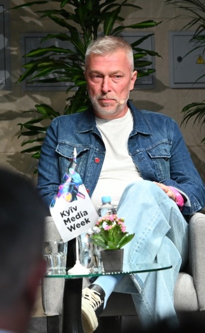 На фото (зліва направо): диджитал-редактор Forbes Ukraine Віктор Кіщак, співзасновник Film.ua Group Сергій Созановський і CEO Starlight Media Олександр Богуцький. Фото: Kyіv Media Week