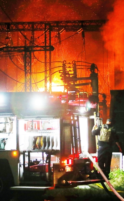 Пожарные ГСЧС тушат пожар, возникший после российского ракетного обстрела энергообъекта в Харьковской области /Getty Images