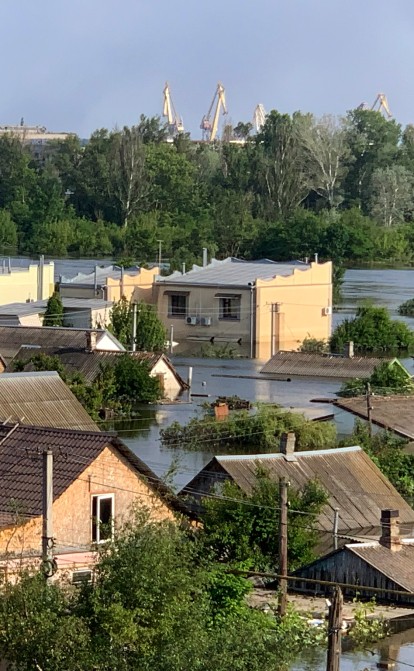 Вид на улицы Херсона, затопленные после подрыва плотины Каховской ГЭС, 9 июня 2023 года. Аэроснимки свидетельствуют о том, что в Херсоне от наводнения пострадали около 20 000 домов, в том числе по меньшей мере 150 многоэтажных зданий. /Getty Images