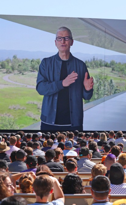 Гендиректор Apple Тим Кук придерживается золотой середины: Apple продолжит нанимать сотрудников на «перспективные направления», но «ясно видит» экономические риски. /Getty Images