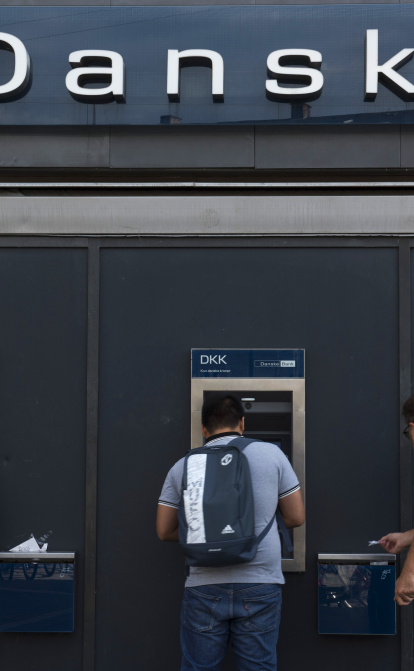 Люди знімають готівку у банкоматах Danske Bank у Копенгагені (Данія) /Getty Images