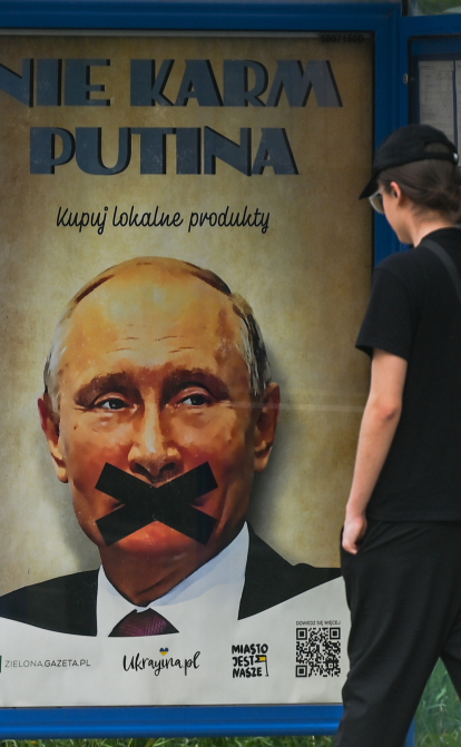 Плакат «Не годуй Путіна. Купуй місцеві продукти» на автобусній зупинці в Кракові.  26 травня 2022 року, Краків, Польща /Getty Images