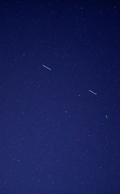 Звездное небо со следами спутника Starlink /Unsplash