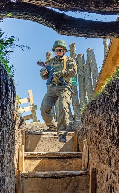 Украинский военный спускается в окоп, Херсонская область, 7 мая 2022. /Getty Images