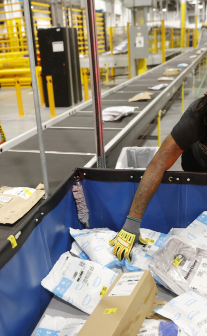 Amazon стала самой крупной компанией по доставке в США, обогнав UPS и FedEx – WSJ. /Getty Images