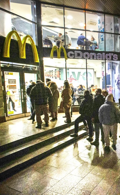 В ходе отключения электроэнергии попадающие в соответствующую очередь заведения не работают. Есть несколько ресторанов, которые не закрываются во время блэкаутов, говорят в пресс-службе McDonald's. /Getty Images