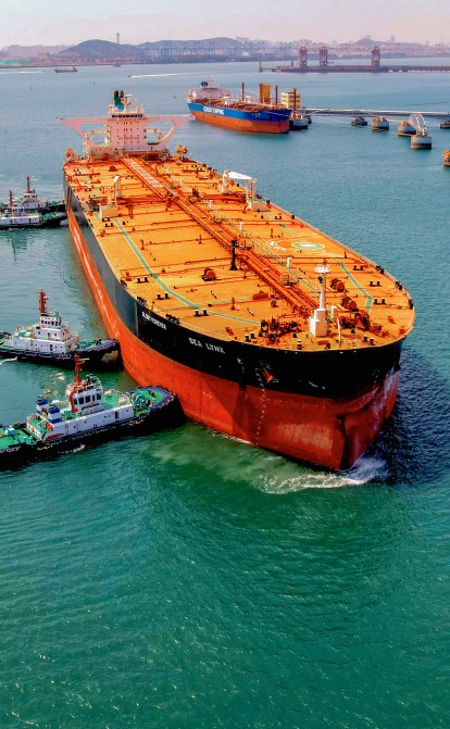Танкер Glory Forever під прапором Джибуті, який перевозить нафту, імпортовану з ОАЕ, швартують до причалу в Циндао на сході Китаю. /Getty Images