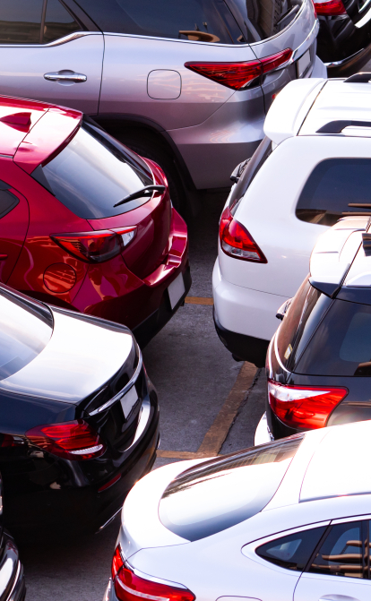 Дилерські центри вживаних автомобілів у вірменському місті Ґюмрі завішані оголошеннями типу «Купуй авто на американському аукціоні» або «Реекспорт до Росії». А між рядів сотень машин ходить чимало зацікавлених покупців із Росії. /Shutterstock