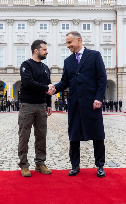 Володимир Зеленський і Анджей Дуда під час офіційної церемонії зустрічі перед Президентським палацом у Варшаві, Польща, 5 квітня /Getty Images