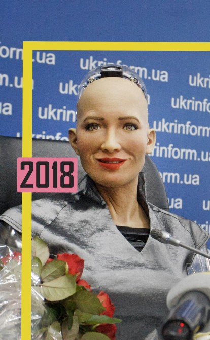 Гостья из будущего. Робот София и бизнесмен Марк Гинзбург на пресс- конференции в Киеве, октябрь 2018 года. /Getty Images