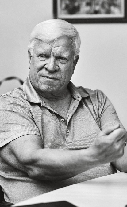 За кілька годин після повернення Вадатурського з Ізмаїлу, вночі, на подвірʼя його будинку впала ракета типу С‑300, наступна влучила в дім. Олексій Опанасович загинув у своїй спальні разом із дружиною Раїсою. /з особистого архіву