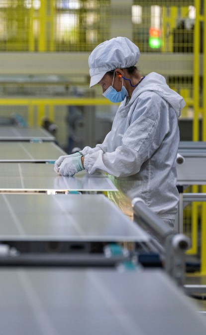 Виробництво сонячних фотоелектричних модулів на виробничій лінії в Хефеї, провінція Аньхой, Китай, 15 вересня 2022 року. /Getty Images