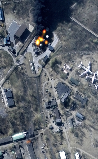 Спутниковое изображение, показывающее пожар в аэропорту в Гостомеле 11 марта. /MAXAR TECHNOLOGIES