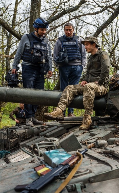 Відеокоординатор AFP у Києві Арман Солдін (32 роки, ліворуч) і фіксер Олексій Оболенський (справа), Донбас 29 квітня 2022 року. Арман загинув від ракетного удару РФ у Часовому Яру 9 травня 2023 року. /Getty Images