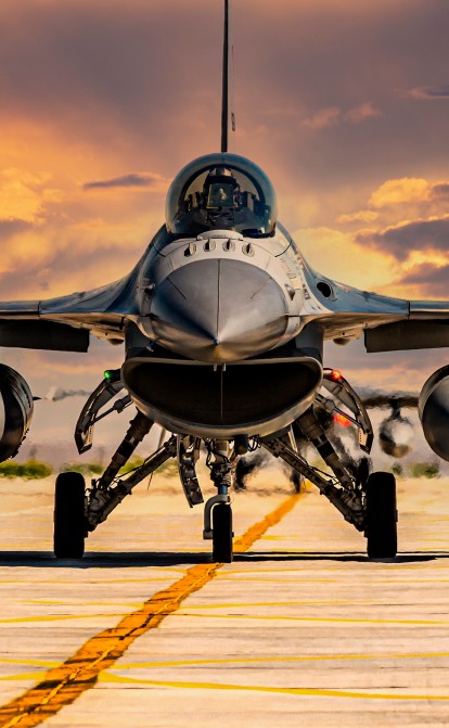 General Dynamics F-16 Fighting Falcon. Одномоторний багатофункціональний легкий винищувач, розроблений компанією «General Dynamics» для Повітряних сил США. /Shutterstock