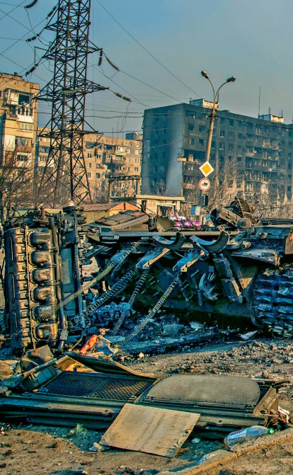 Машина вбивць. Знищений російський танк на маріупольській вулиці. /Getty Images