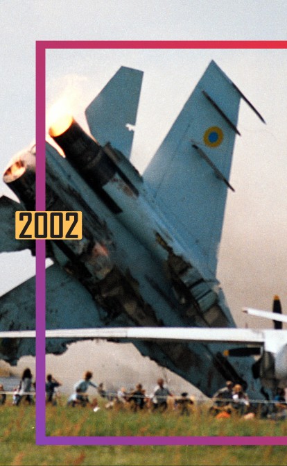Винищувач Су-27 врізався в натовп глядачів на авіашоу 27 липня 2002 року у Львові, Україна. Двоє членів екіпажу викинулися і вижили, але не менше 83 осіб загинули і 116 постраждали. /Getty Images