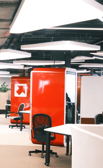 «Тиха» кімната, десятки дощок і ніяких стін. Як виглядає простір, де створюють ідеї в «Новій Пошті»