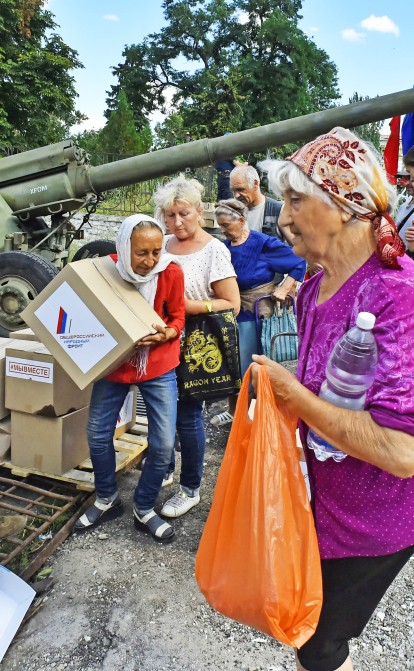 Российская гуманитарная помощь для жителей оккупированного Лисичанска, 12 июля 2022 года /Getty Images