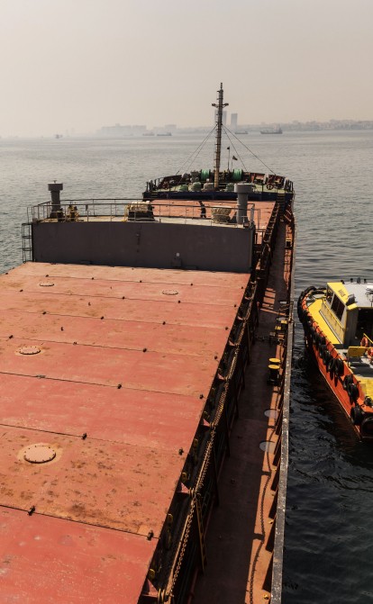 Тимчасовий морський коридор, обстріл цивільного судна, робота портів /Getty Images
