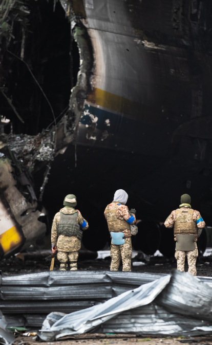 Украинские военные возле разрушенного самолета АН-225 "Мрия" в Гостомеле Киевской области /Getty Images