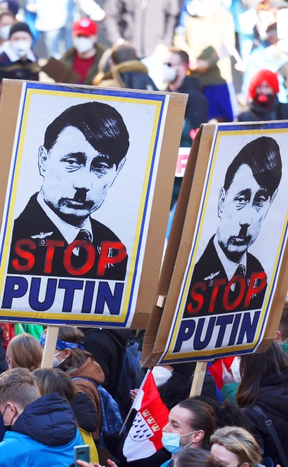 Санкції обвалили рубль на 30%, котирування Газпрому — втричі .&amp;nbsp;Чи вийде у Росії врятувати економіку (Ні) /Getty Images