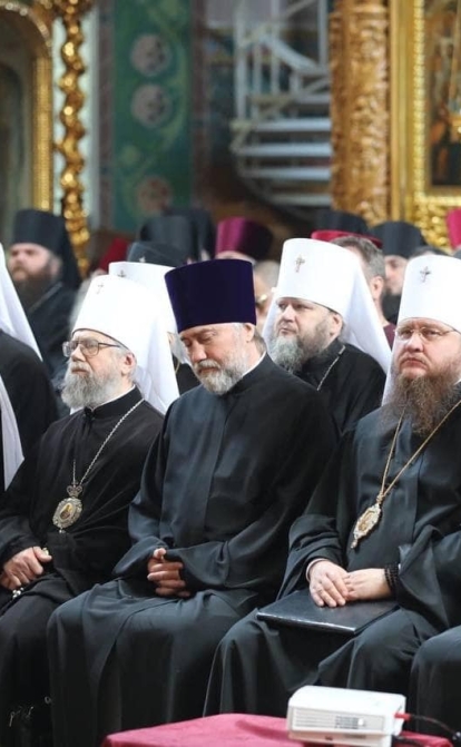 Учасник списку Forbes Вадим Новинський (четвертий праворуч) спить під час Помісного собору УПЦ МП, Київ, 27 травня 2022 року /Пресслужба УПЦ МП