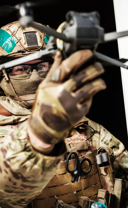 Військовослужбовець ЗСУ запускає дрон поблизу Бахмута /Getty Images