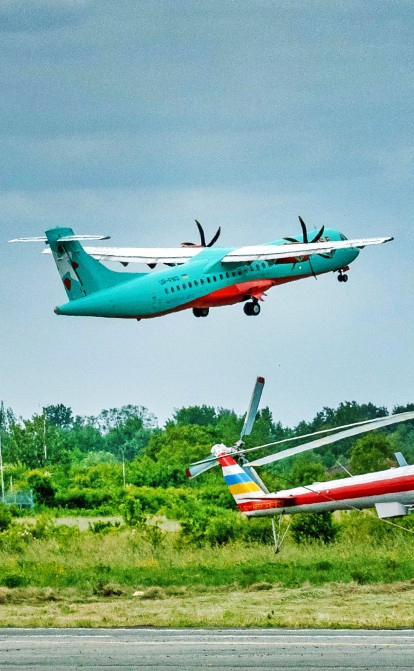 Літак авіакомпанії Windrose Airlines піднімається в небо над територією міжнародного аеропорту Ужгород, 2 червня 2021 р. /УНІАН