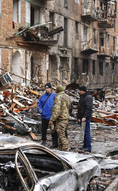 Жилой дом, поврежденный в результате авиаударов во время российско-украинской войны, в Вышгороде, Киевская область, Украина, 24 ноября 2022 года /Getty Images